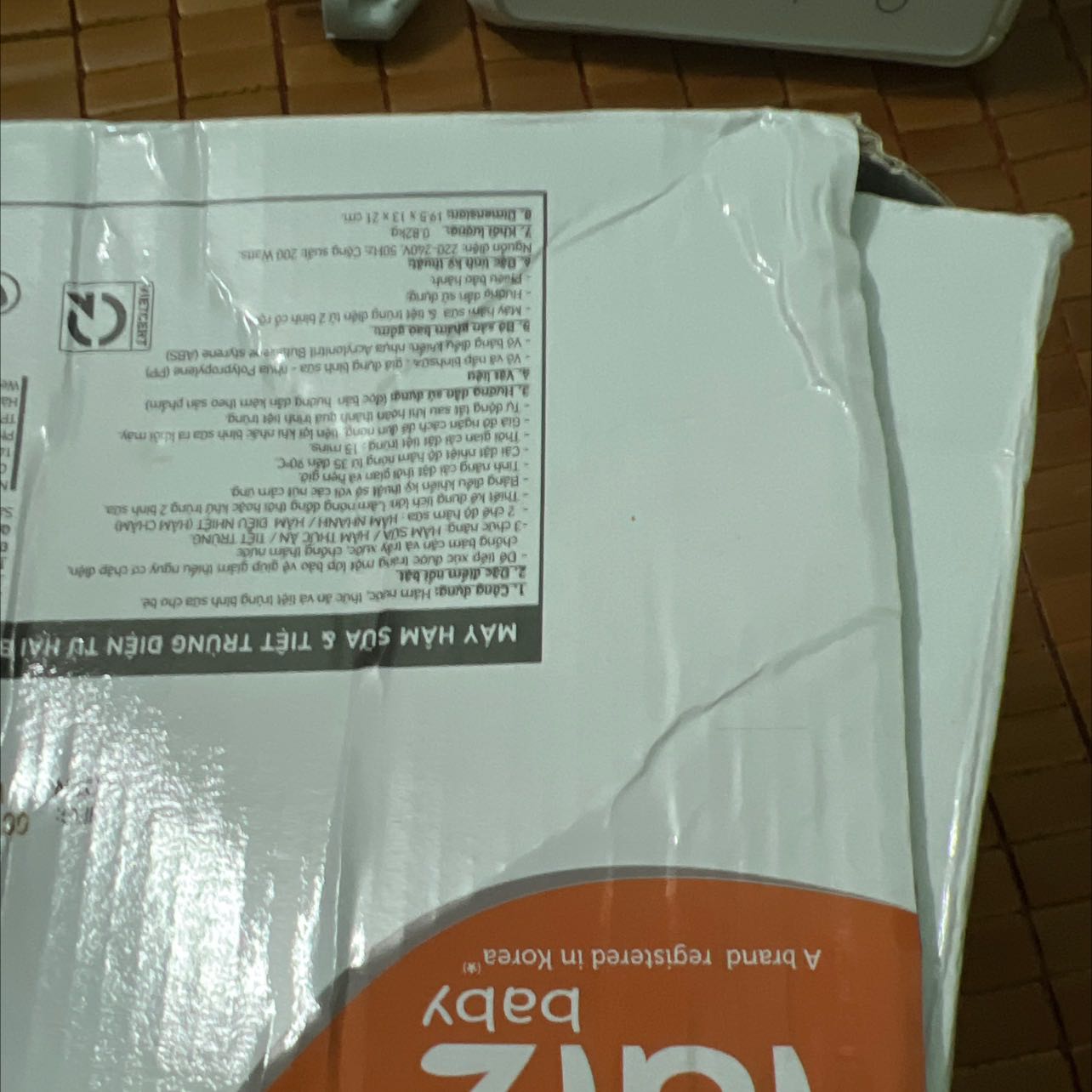 Shop giao nhầm máy hút sữa, thời gian giao hàng đổi trả mất 10 ngày, nhận sản phẩm thì miếng nhựa bị ntn, bao bì thì móp méo bung cạnh như hàng khui rồi vậy, nt trả hàng thì mãi không thấy hồi âm. Trong khi đang cần dùng cho con.