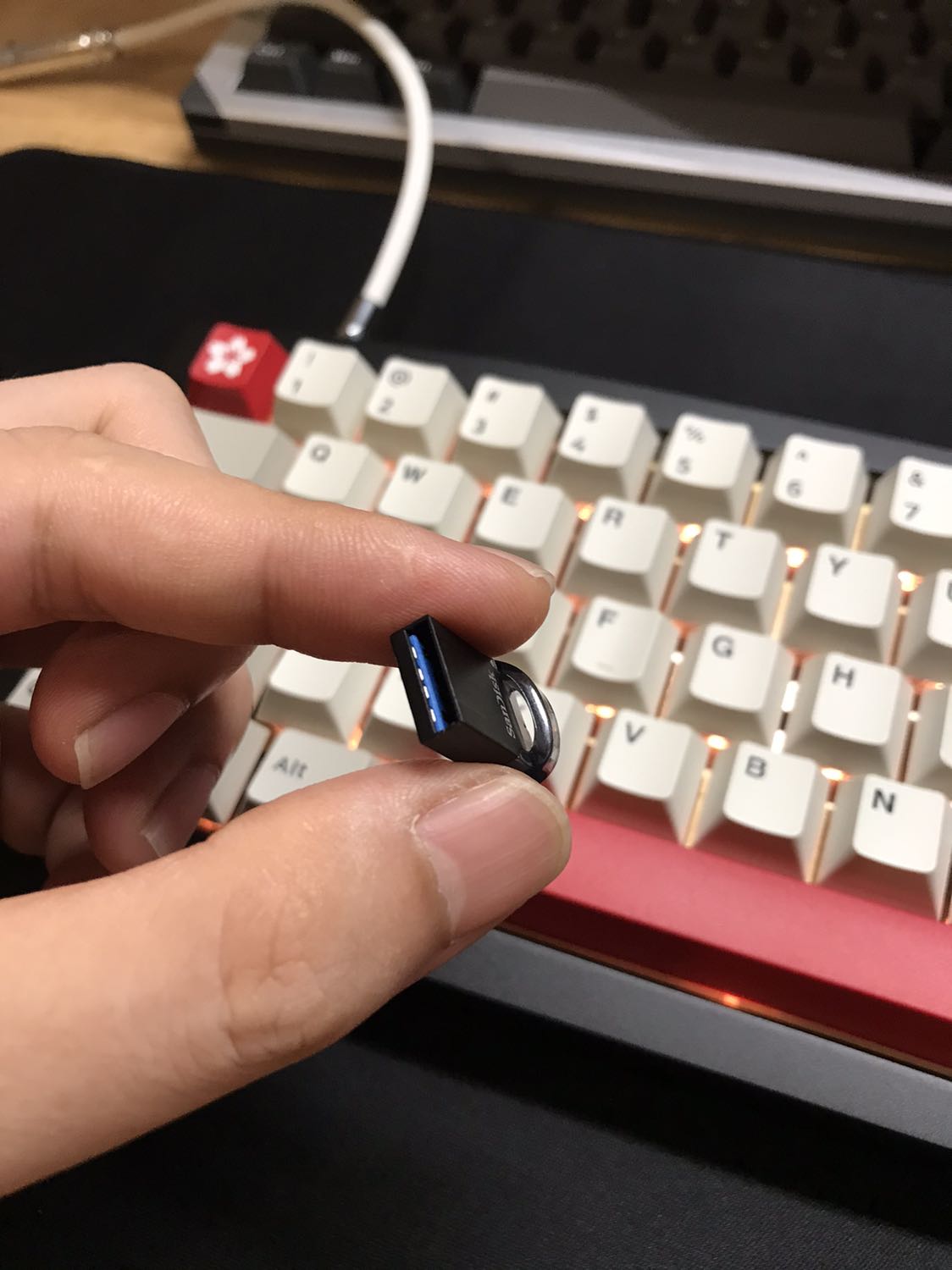 Sản phẩm như mô tả của shop, nhỏ gọn, có cái móc gồ lên tiện lợi vừa giúp biết chiều cắm, tuy nhiên sử dụng thì khá nóng, nhìn chung là hài lòng, seal sản phẩm đã vị rạch ra để dán tem bảo hành!!! Sản phẩm như mô tả của shop, nhỏ gọn, có cái móc gồ lên tiện lợi vừa giúp biết chiều cắm, tuy nhiên sử dụng thì khá nóng, nhìn chung là hài lòng, seal sản phẩm đã vị rạch ra để dán tem bảo hành!!!