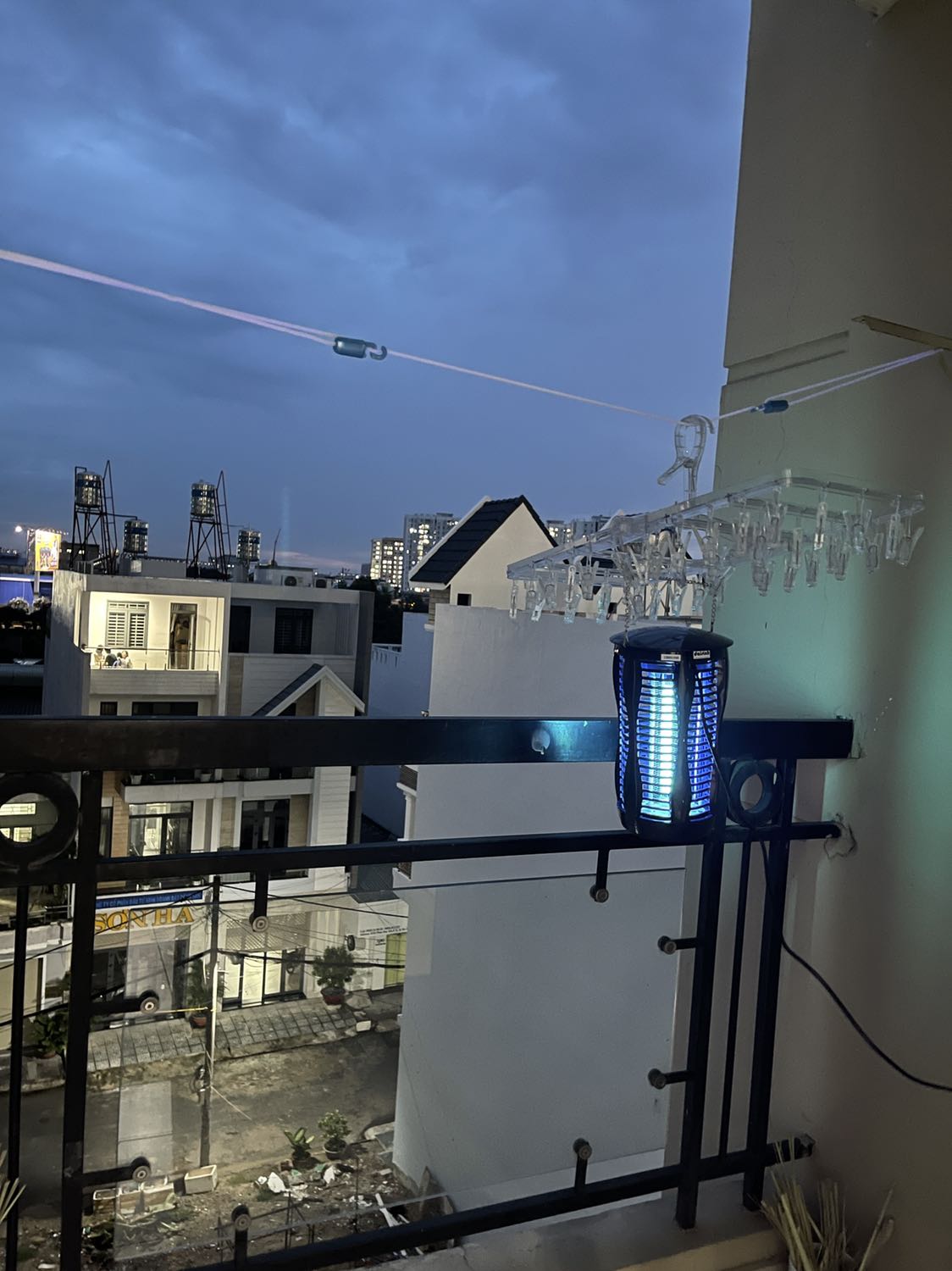 Nó bự hơn tui tưởng, chắc chắn, vô cùng đơn giản. Đang nghỉ dịch tiki gọi giao hàng mà tui ngỡ ngàng còn hơn ngiu cũ gọi. Hi vọng nó bắt dc kiến ba khoang :) 
5 sao thank you shop.