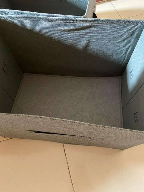 Mình đặt nhiều màu, nhưng màu kem nhìn lạ nhất - màu xám thì mua mấy lần trước rồi - có nhiều ảnh chụp nên dùng luôn. màu kem chắc để chụp sau! sản phẩm có nắp liền vào hộp, có thể gấp gọn khi ko dùng nữa tiện lợi. bộ sản phẩm trước dùng bên châu Âu khá thích, nay bán tại việt nam giá rẻ hơn mấy lần! nói chung ưng ý. tuy nhiên mn sử dụng nước hạn chế để thấm vào nhé, vì nó là cốt bìa nén công nghệ cao, nên gặp nước thì mất độ cứng cáp của sản phẩm!