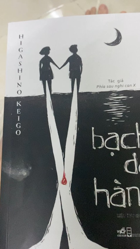 Theo mình nhớ thì đây là lần đầu đặt sách của tiki trading mà nó trục trặc hết sức. Giao hàng cho mình thì lâu, mà sách giao đến đựng trong cái hộp carton móp rách và dán keo niêm phong không cẩn thận. Xong sách ở trong cả 2 cuốn đều cong và hư góc, mua bookcare mà bìa rách rách, rồi thấy bụi quá trời lun. Nhưng cũng may sau đó mình có nhắn tin muốn đổi hàng thì nhân viên tl rất nhanh và nhiệt tình, đổi hàng cho mình cũng rất nhanh, đánh giá cao khúc này. Hôm nay mình mới nhận dc hàng đổi trả, sách dc đổi mới và đẹp hơn rất nhiều, góc không bị cong hay móp, bìa sách cũng ok luôn. Vì nhân viên tl rất nhanh và thái độ tốt hàng đổi lại mình rất hài lòng nên mình sẽ đánh 4 sao. Mong rằng lần sau đặt sách của tiki trading sẽ không gặp tình trạng này nữa, đây là lần đầu tiên mà mình nhận hàng xong phải nhắn tin để đổi hàng luôn í. 
Hai hình đầu là giao hàng lần 1
Còn video cuối cùng là sau khi đổi hàng