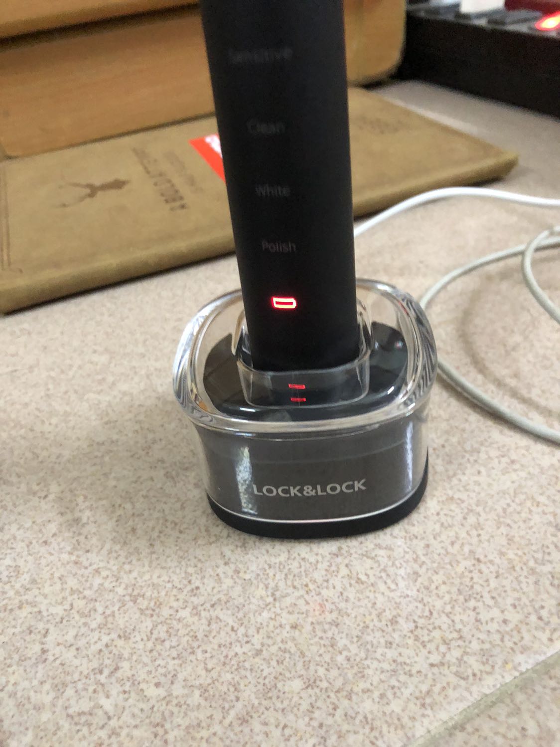 Hàng đẹp 
Phải nói bàn chải nó đẹp *** ra nhìn sang trọng dã man
Chất liệu cầm mịn tay lực rung siêu đã 
Mạnh có - yếu có - trung bình có
Bị cái lúc giao hàng cảm thấy đóng gói ko đc cẩn thận lắm nên hơi cấn cạnh của hộp

Nói chung bàn chải đẹp rung êm tiếng kêu nhẹ như máy phun sương 
Đánh phê cái răng lắm
Xài kết hợp với Marvis là đỉnh khỏi cần nói

Mấy bạn cứ mua nha