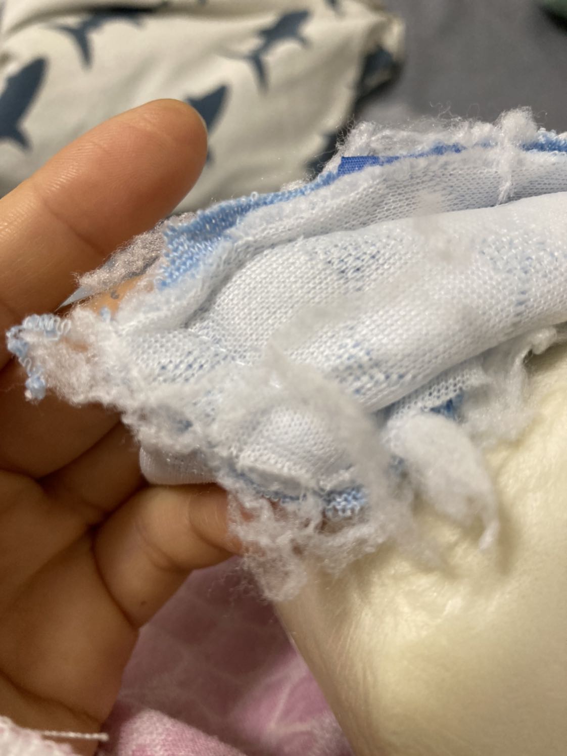 Mình ko hài lòng về sản phẩm. 
Đường kim mũi chỉ rất ẩu
Mình có chụp thêm chiếc màu Hồng. Mình mua ở siêu thị. 2 chiếc cùng là của Lock&lock. Nhưng chiếc màu Hồng đường khâu rất chắc chắn, gọn gàng, còn chiếc màu xanh mình mua trên Tiki thì đường kim mũi chỉ rất ẩu, vải thừa lộn xộn.