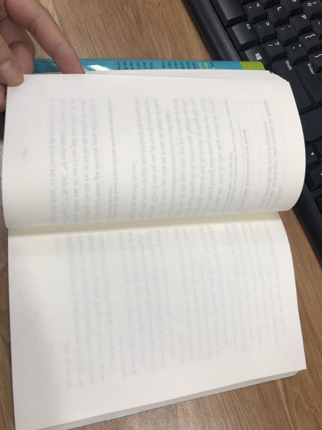 Nội dung sách mình khá hài lòng. Tuy nhiên mình rất không hài lòng về chất lượng in ấn. Có những trang mờ hẳn đi, đặc biệt còn bị in sót mất 6 trang trắng không có nội dung. Rất bực mình.