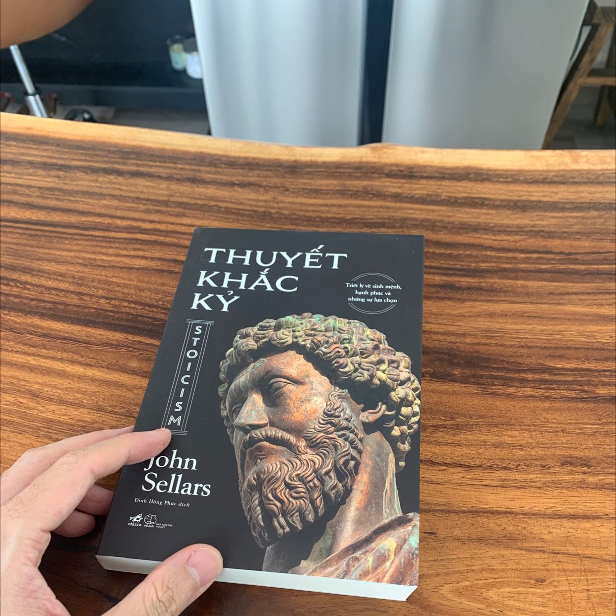 Sách giao đẹp, không cấp móp. Nội ding sách chưa chuyên sâu lắm về đề tài thuyết khắc kỹ, giống giới thiệu sơ lược khái quát phổ cập chung nhiều hơn