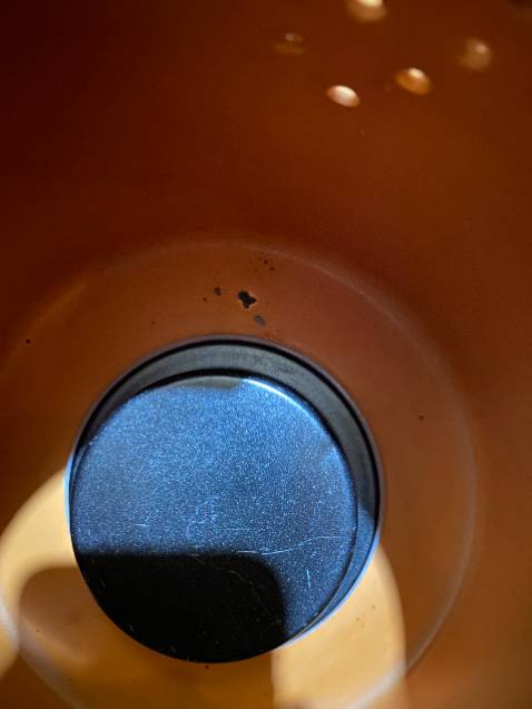 Trong lòng ấm bị lỗi, có vết đen k biết là gì nên không dám sử dụng. Hi vọng tiki đổi hàng