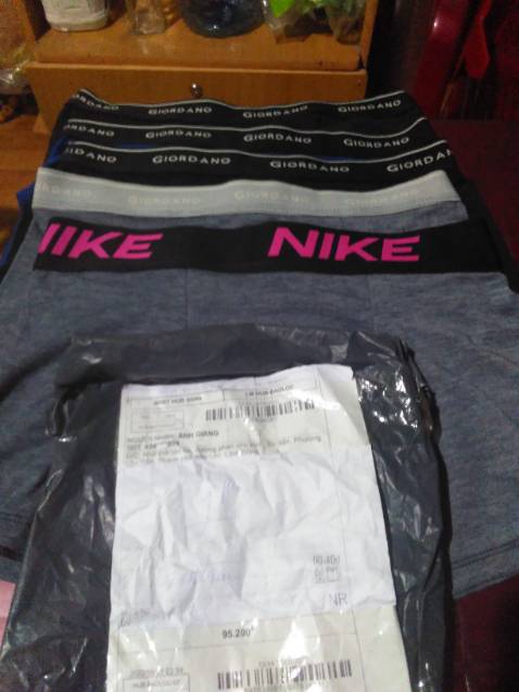 Gia đình shop *** đảo. Tôi nhận hàng không kịp kiểm tra ngay lúc giao. Mang về rồi mới bóc ra xem thì không đúng. Hàng giao mẫu mã không giống trên tiki, ***, hàng không có tem mác, biết *** size bao nhiêu. Mọi người đừng mua hàng ở tiki nữa. Bọn tào lao. Mua 5 cái quần lót mà ôm bực vào người