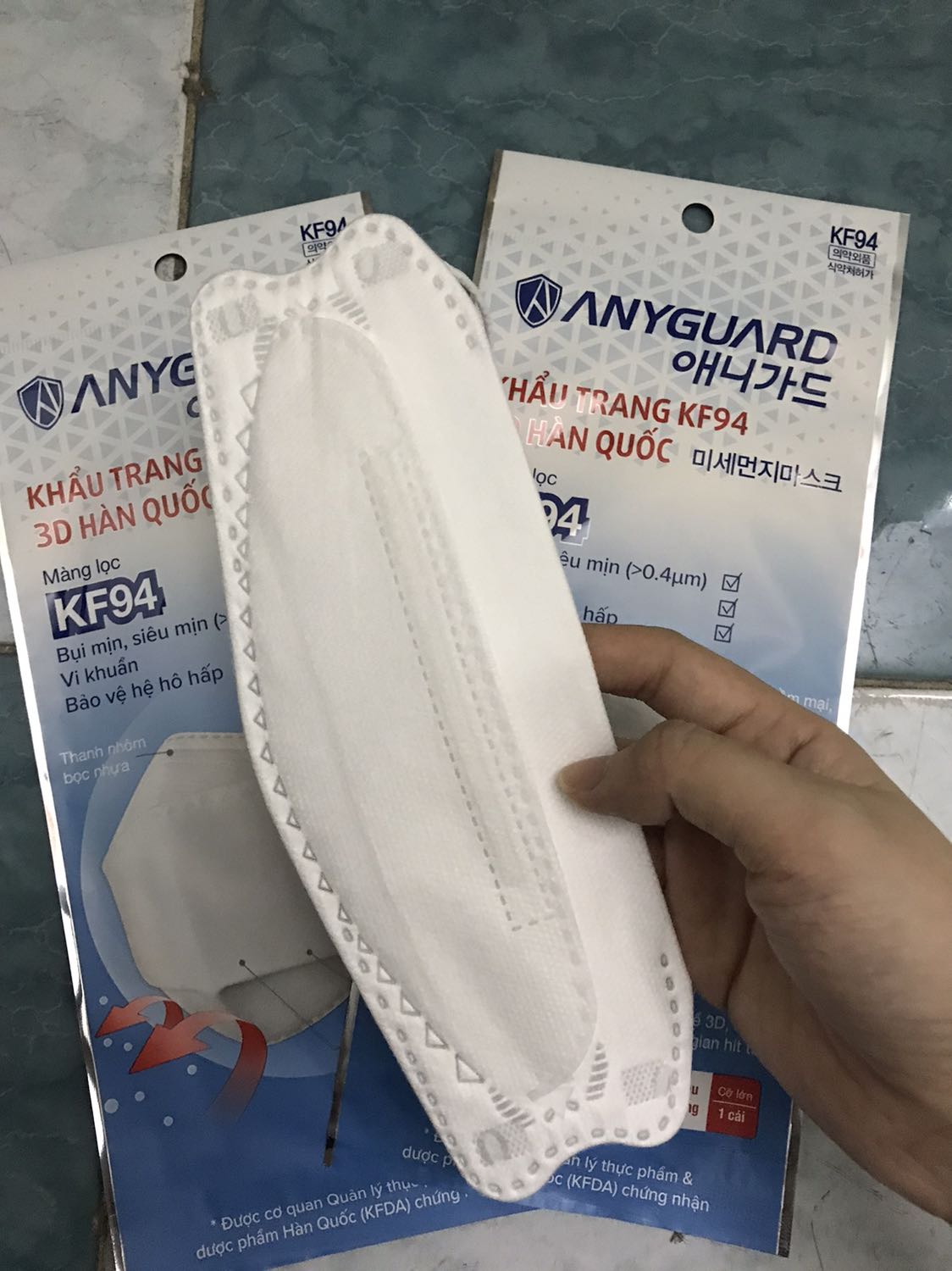 Vải dày dặn, 1 cái 1 bao rất sạch sẽ, ôm sát mặt k bụi vải, k có mùi hôi của mấy loại khẩu trang dổm. Đáng đồng tiền
Mà sao k cho cái móc gài đằng sau như loại của e bé nhỉ 😚