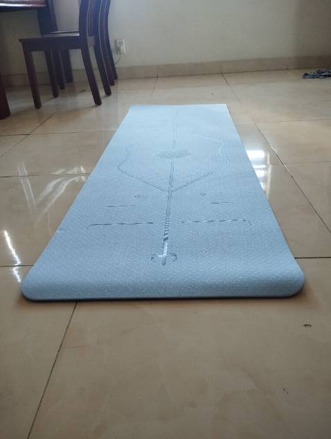 Hàng giao nhanh hơn dự kiến 2 ngày. Mình mua loại 8mm nên cảm giác dày hẳn. Ngồi trên thảm hè thấy nóng đống thấy ấm. Sản phẩm mới mua sẽ có mùi chất liệu. Lưu ý: thảm dày cuộn lại khó hơn thảm mỏng.