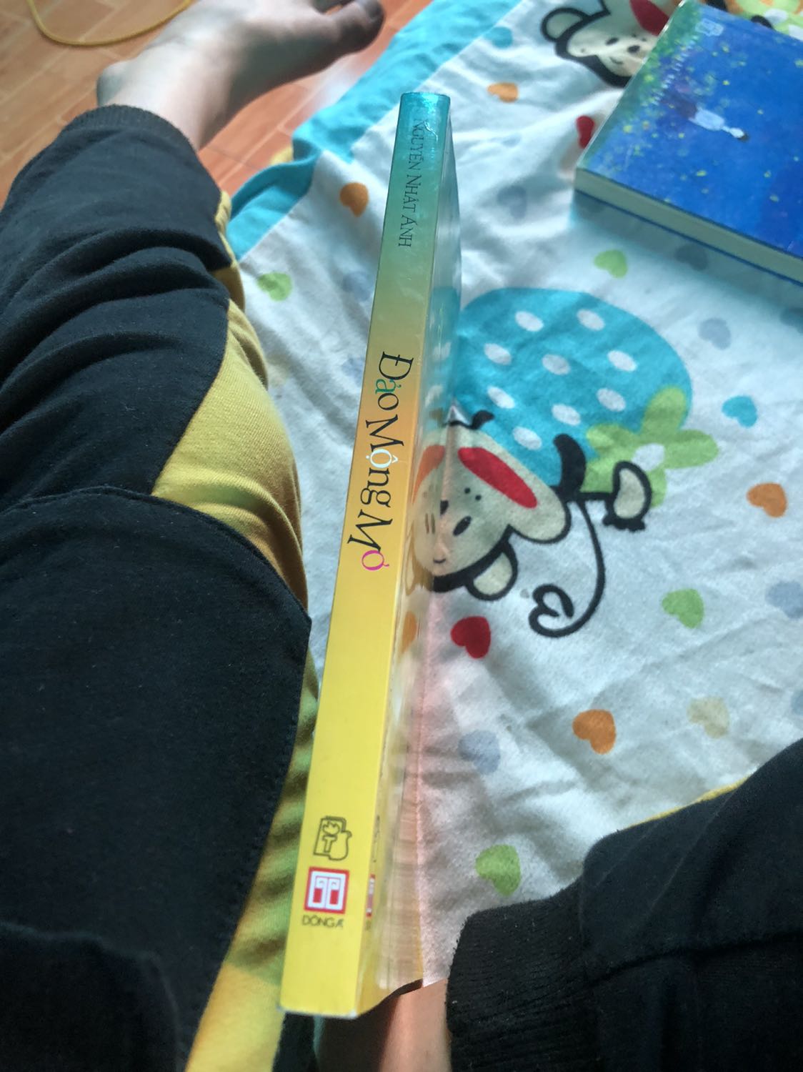 Tin nhắm mắt chờ, vẫn không thấy con Thắm ịn môi lên má mình. Nó nghiêng đầu qua một bên, một thứ âm thanh xào xạc xát vào tai mình