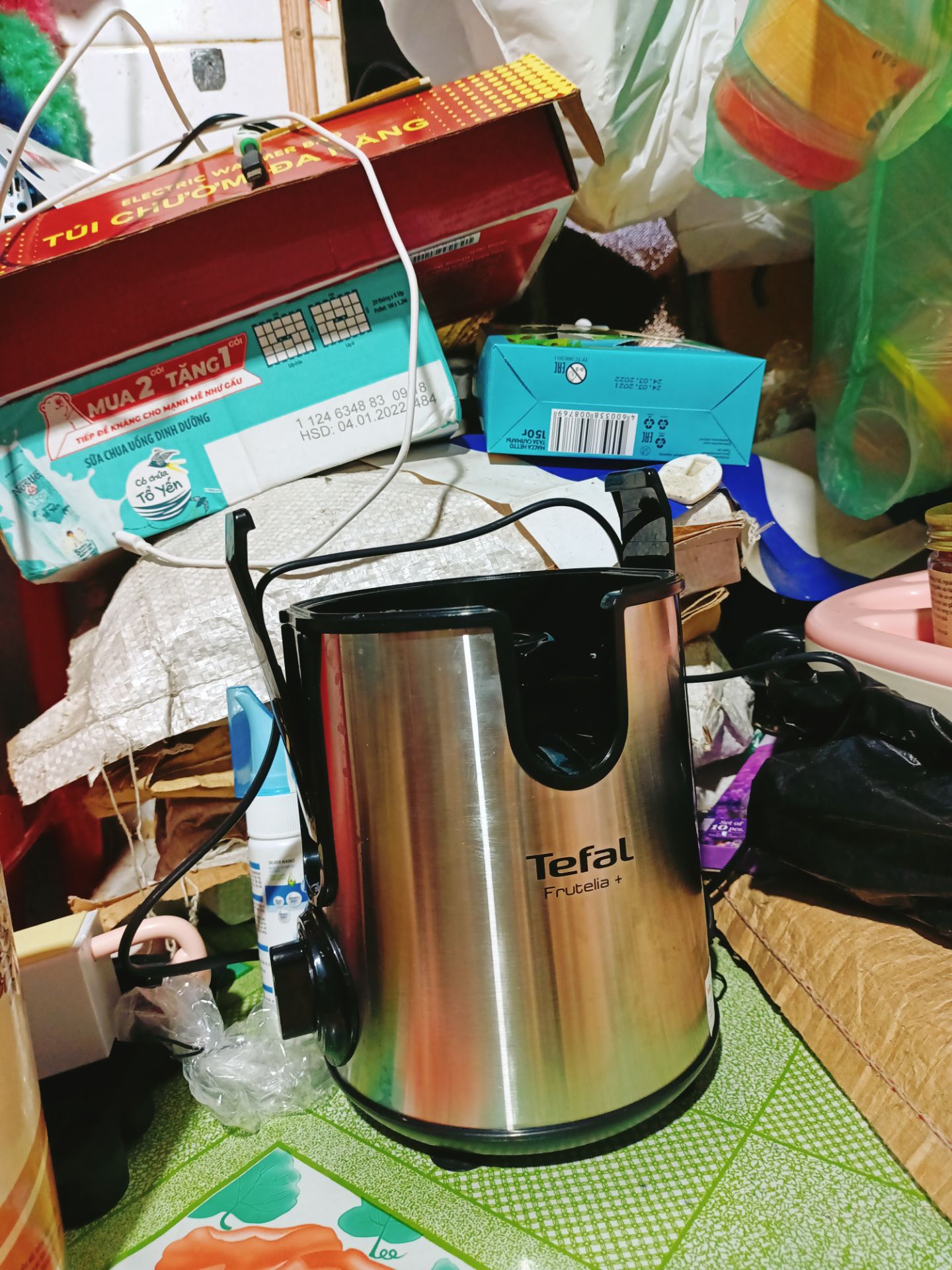 với giá hơn sale còn 600k thì củn k quá đòi hỏi. Chỉ là kỳ vọng hơi nhiều vào nhãn hàng nên hơi thất vọng tí về khâu nước ép ra chưa sạch hẳn bã.
máy vận hành ok, khi ép ổi các b nhớ loại bỏ hột vì nếu k nó sẽ bị rồ máy kiểu như đi xe chạy bị dần dần ák.
máy ép bã còn ướt và nước ép ra còn cợn như xay sinh tố chứ k phải nước trong luôn.