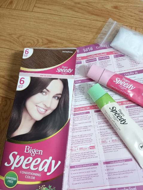 Tôi mua về để nhuộm lại phần chân tóc do tẩy ở tiệm bị lỗi. Nhuộm 8 phút thấy đen quá vội vàng đi gội, màu số 6 mà ra đen xì như màu tóc gốc luôn. Nhuộm xong khi gội khô rít cực kỳ, nhưng thuốc có vẻ cũng tương đối lành không bị sặc mùi hoá chất
