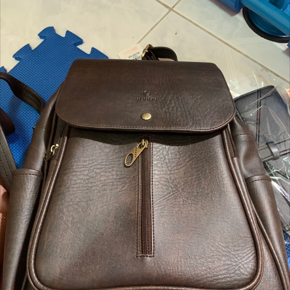 Vừa nhận hàng từ Yuumy. Mở ra là thấy thích liền. Balo rất đẹp. Mình đã mua balo của shop nhiều lần đều rất ưng ý. Da đẹp, đường may chắc chắn và yên tâm là độ bền rất cao nhé. Tặng shop nhiều sao.