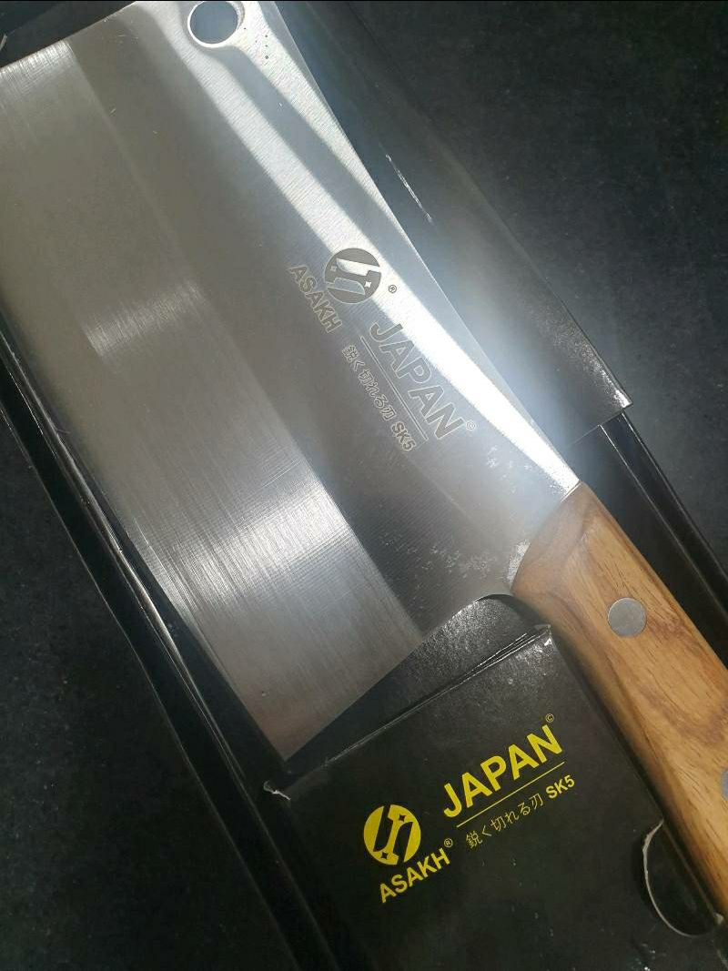 Dao mẫu mã đẹp. Cầm nặng và chắc tay. 
Chặc thử con vịt êm lắm. Dao đầm. Chỉ 1 phát 1. Đứt ngọt. Dao có đệm bảo vệ mũi. Nhìn xịn xò lắm. Với mức giá này khá là tốt rồi.