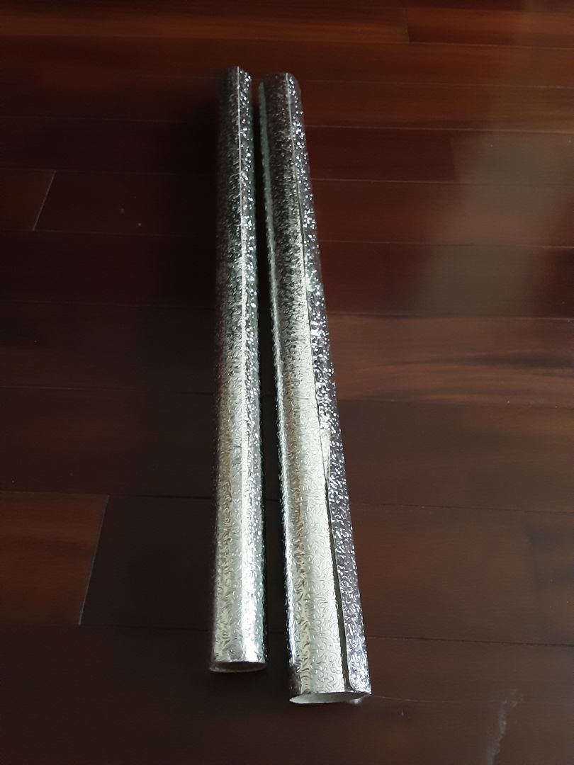 Giao hàng 2 cuộn giấy. mỗi cuộn 1.5mx60cm chứ không phải mỗi cuộn 3mx60cm. hàng keo kém chất lượng. Đề nghị kiti cho trả lại hàng.