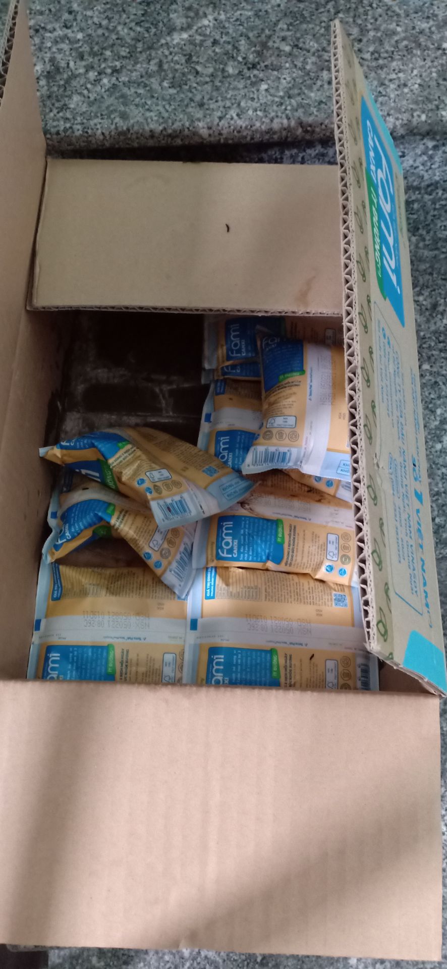 Mua sale 124k 40 bịch. Thì không hiểu kiểu gì mà vỡ bể hết 15-20 bịch. 
thật sự là mình không nói *** nhé. 

Mua hôm thứ sáu 26/3 thì sáng thứ bảy 27/3 nhận được liền. 

mà ko hiểu sao bể đc luôn. 
lúc mở ra thì thấy bể 1 chấm to hơn kim đâm xíu. rồi sữa chảy tùm lum

mình chỉ kiểm tra sơ sơ mấy bịch trên cùng. rồi đem cất. lúc đó là bể 2 bịch. 

xong rồi tầm 2,3 ngày sau. mình lấy uống thì bịch sữa bị gì phình lên. 

ko thì bị xẹp lép do bị bể chảy hết sữa. 

hôm nay rảnh rỗi rồi kiểm tra lại thì... âu trời má ơi. CÓ GIÒI LUÔN RỒI. 

Chán chẳng muốn nói luôn í. 

thấy rẽ hơn mua ở cửa hàng tiện lợi nên đặt mà bị hư rồi bể tận 15-20 bịch thì mua làm gì nữa....