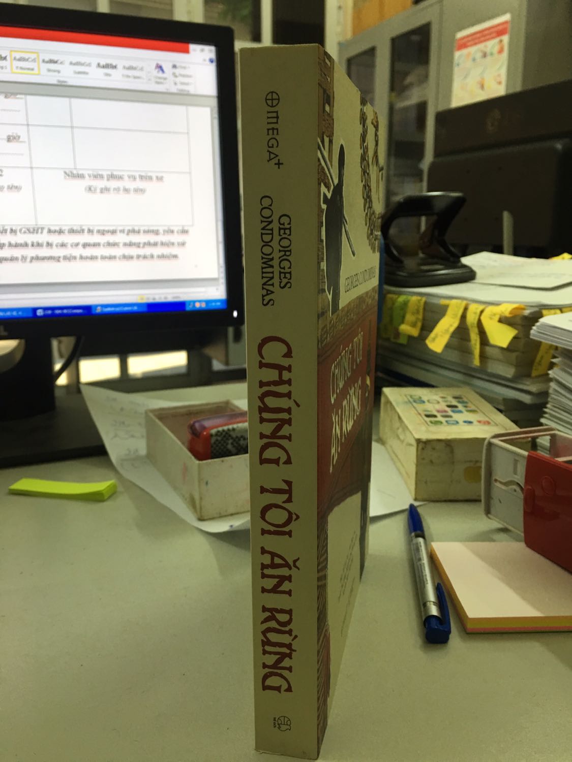 Sách rất đẹp, khổ to, giấy mầu ngà dầy dặn chống loá, bìa in chữ nổi rất ấn tượng, một cuốn sách của Georges Codominas, và bác Nguyên Ngọc hiệu đính.
Omega làm sách mảng này thật ưng ý!