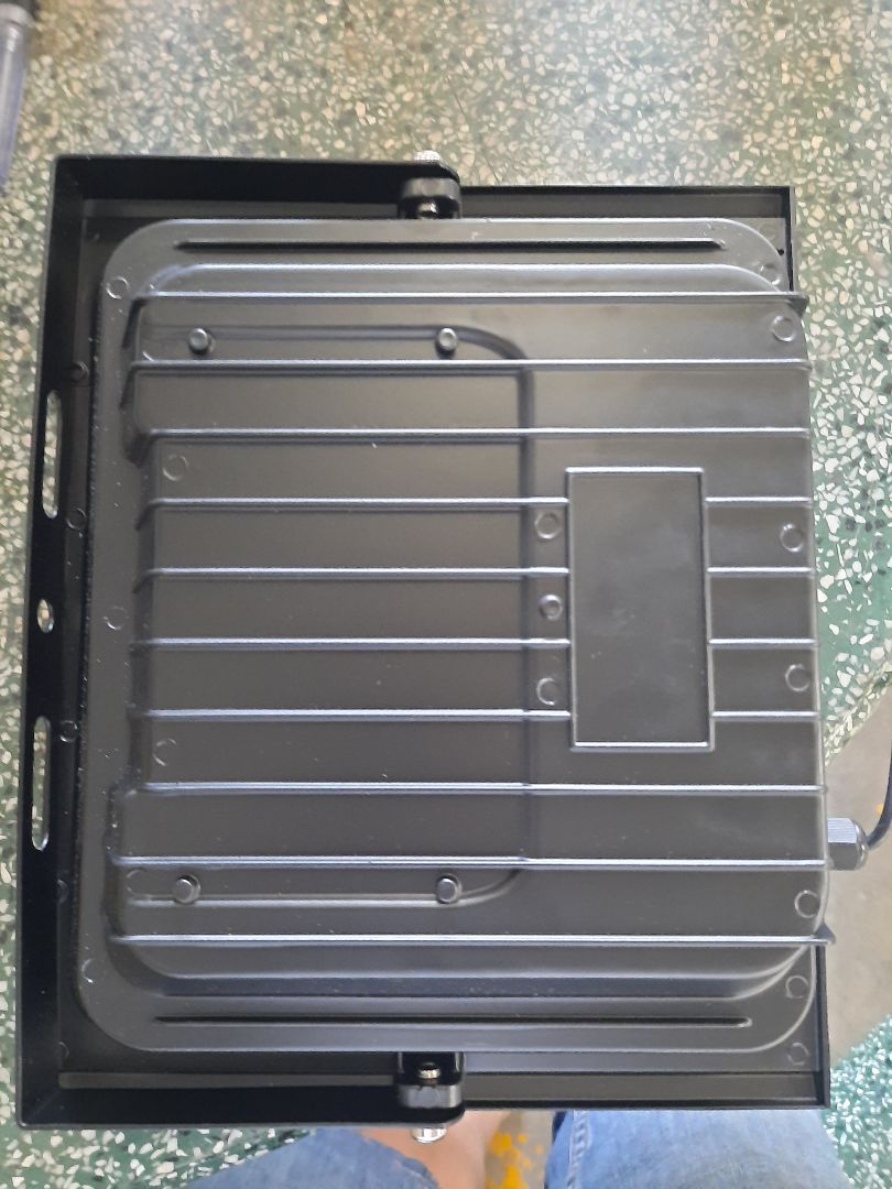 hàng giao không đúng với quảng cáo. đèn làm bằng nhựa, không phải bằng khung nhôm, pin thực tế đo được 320x250mm, bé xíu trong khi giới thiệu là đèn bằng khung nhôm. pin 700x350mm. đề nghị tiki cho trả lại hàng, không đổi hàng vì shop này là đơn vị làm ăn không có uy tín nên không thể tin tưởng.