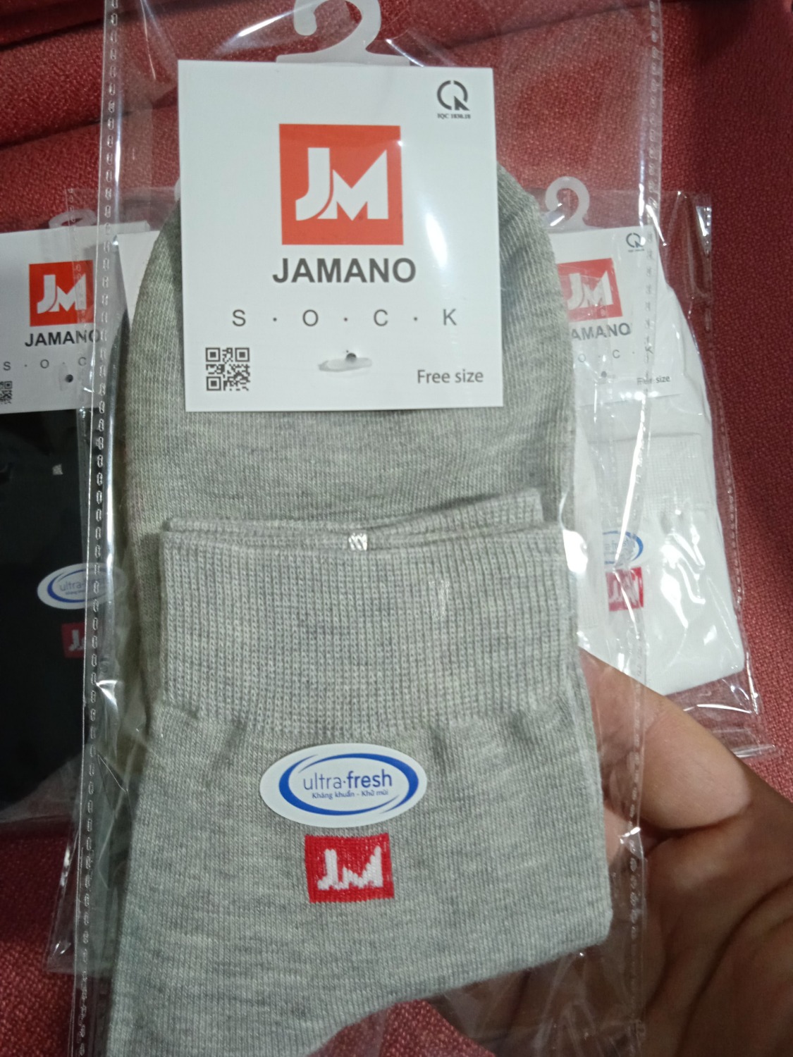 Mih thấy sản phẩm có nhiều nhà bán khác nhau, đọc review 5* toàn của nhà bán JM Store, nhưng coi giá thì lại cao nhất so với các nhà bán khác, cũng hơi nghi ngờ. Và có đặt 10 đôi của nhà JM Store và 5 đôi tất của nhà bán khác. Như hình bên dưới, nhà bán JM Store  sản phẩm đẹp, chất lượng, như mô tả, mình rất hài lòng. Còn 5 đôi của nhà bán khác, mình đã trả lại bên tiki, vì hàng không đúng như qc, rất tệ. Những ai chọn mua thì chọn đúng nhà bán, cứ 5* mà mua, tránh mua hớ hàng không đúng. Ai lỡ mua sản phẩm không đúng như qc, cứ liên hệ tiki sẽ hỗ trợ đổi trả free. Mình lúc nào cũng ủng hộ tiki.