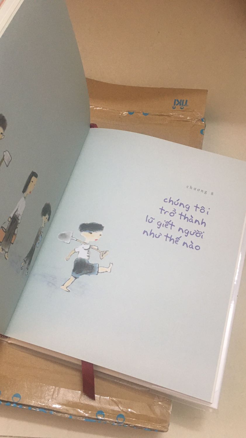 Nhìn hình tham khảo tưởng sách cỡ vừa như quyển “Cảm ơn người lớn”, ai dè nó to hơn cả quyển “Đảo mộng mơ” tái bản bìa cứng. Sách đến an toàn, sách còn được bọc bookcare rất đẹp, bên trong còn có hình màu và các trang màu, cuối truyện còn có một số doanh truyện tranh ngắn. Mình mua lúc giảm giá bất ngờ nên thấy rất đáng tiền.