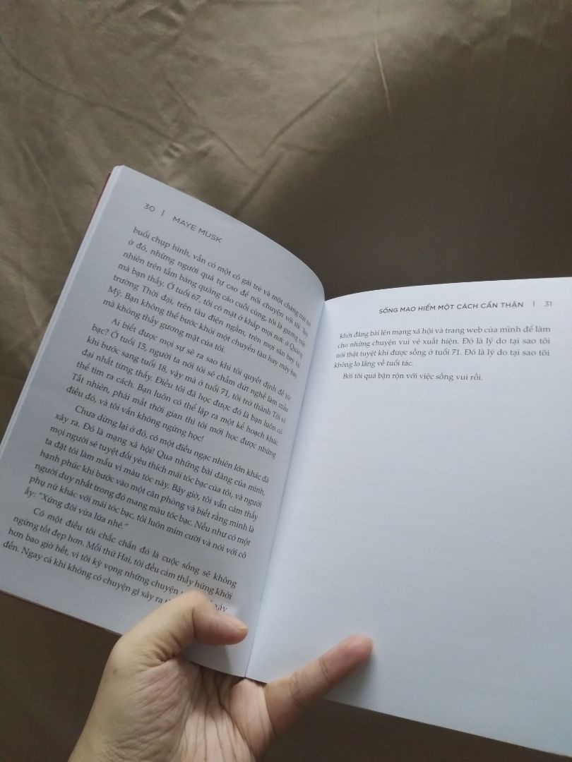 Mua sách này vì crush bảo sách hay, đọc thấy ấn tượng và tâm đắc với nhân vật chính - 1 ng phụ nữ trải qua nhiều thăng trầm cuộc sống nhưng vẫn chăm chỉ, nỗ lực và tươi sáng. Nhân vật chính là một người thực tế, phóng khoáng, thích xê dịch, lối suy nghĩ và hành động thông minh, tận tụy với gia đình, công việc, hóm hỉnh và yêu đời. 
Dạo gần đây crush có vẻ căng thẳng vì sk và công việc, bộn bề này kia, và trong đó cũng có 1 phần nhỏ nguyên nhân do mình cũng gây nên drama sảng nữa :))) đây mới là người thứ 2 mình rung động và vẫn còn dc liên lạc với nhau đến giờ. Vì crush đã đọc vài chương trong cuốn này cho mình nghe, mình đã mua và đọc sách này đấy. Mà sách cũng hay và có ý nghĩa thật ạ, nên mn cứ mua đi.
Ko pik là mqh này dc bao lâu, nhưng cuốn sách này chắc chắn sẽ trở thành kỷ niệm mình dành cho crush.
Chúc mn bình an.
Em chúc anh dù như thế nào cũng thật bình an, lạc quan, em chúc em cũng mạnh mẽ và bình an.