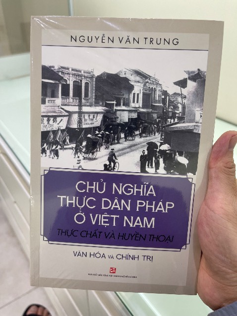 Cả 4 cuốn sách mình mua của Shop này đều còn nguyên seal đóng gói rất cẩn thận , nhiều xốp bảo vệ đến khó tin , mình rất hài lòng 
Sẽ ủng hộ tiếp . Chú ý giao hàng nhanh 1 chút thì tuyệt vời hơn nữa
