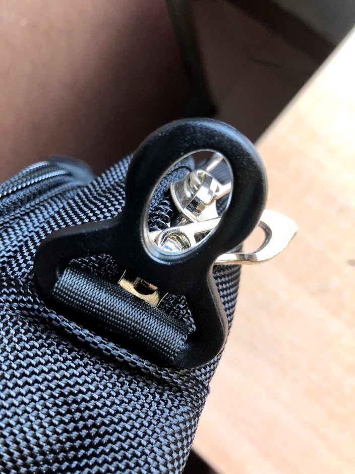 Sản phẩm tốt, chỉ tiếc là các móc quay đeo làm bằng nhựa, sợ lâu ngày bị gãy thì không biết thay như thế nào. Nếu các móc quay đeo này làm bằng kim loại thì hoàn hảo rồi.