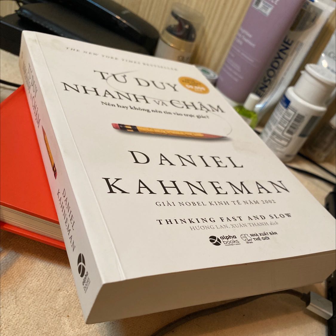 Cuốn này siêu nỗi tiếng,đã đọc được một ít thì thấy rất cuốn hút.Nội dung nói về cách tư duy và cách não bộ vận hành, hơi khó hiểu nếu đọc lướt qua. Như trong phần lời khen cho cuốn sách “ nếu trong 1 năm mà chỉ đọc được 1 cuốn sách, thì nó nên là cuốn này”…