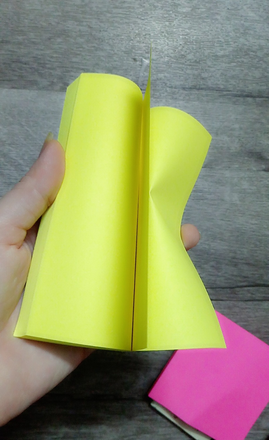 Tiki giao hàng siêu nhanh nhé, đóng gói siêu cẩn thận như trước giờ vẫn thế cảm ơn ship nhiều ah!
Hàng ok miễn chê, giấy khá dày dặn, à có điều độ dính vừa phải, ncl ổn đó,