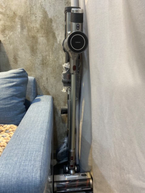Máy xuất sắc! Hút mạnh, gọn nhẹ, không quá ồn. Thích nhất là đầu hút nệm đi kèm, mình xài đầu này nhiều nhất sau đầu hút sàn. 
Nên mua kèm trụ đứng sẽ gọn gàng và đẹp hơn.