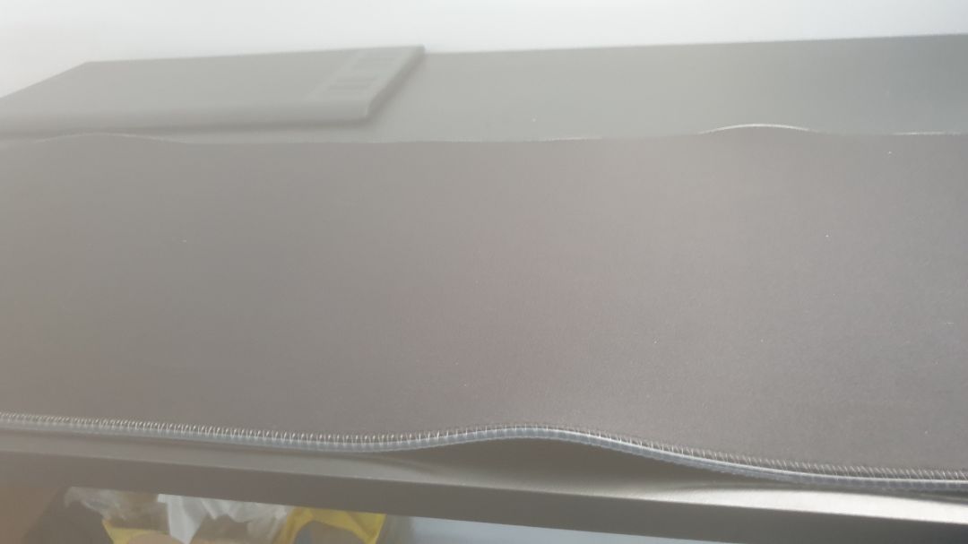 hàng giao nhanh, màu đẹp sáng rất mượt. tuy nhiên do cuộn lại nên ko trải thẳng được.