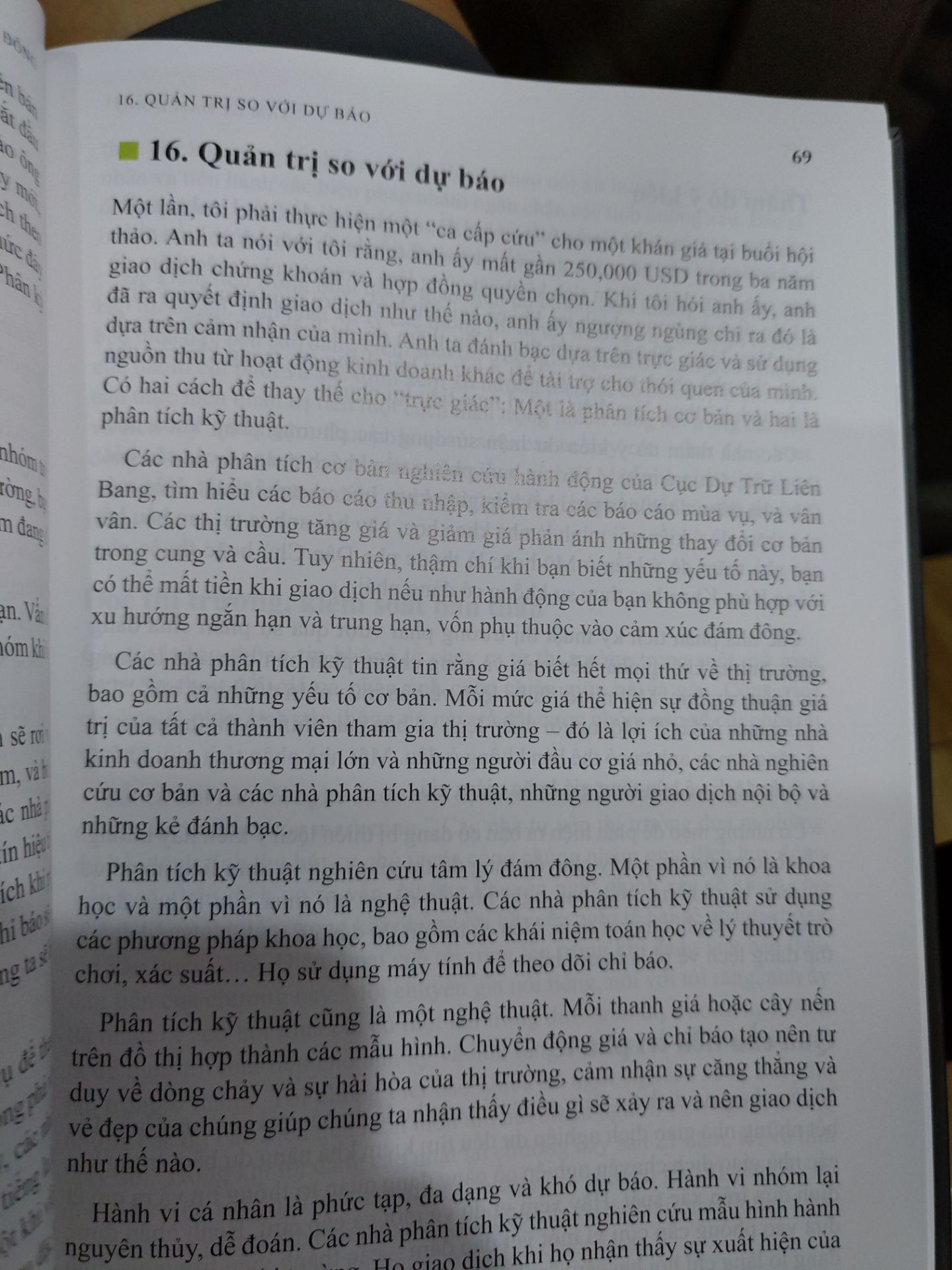 Sách viết rất hay, dịch giả dịch rất sát nghĩa. Cuốn sách cung cấp rất nhiều thông tin, từ tâm lý đám đông đến cách quản lý rủi ro trong giao dịch. Tuy nhiên có 1 vấn đề là sách in như thế này đọc bị lóa, mong rằng NXB chỉnh sửa và tái bản lần sau hợp lý hơn. Ủng hộ 4*