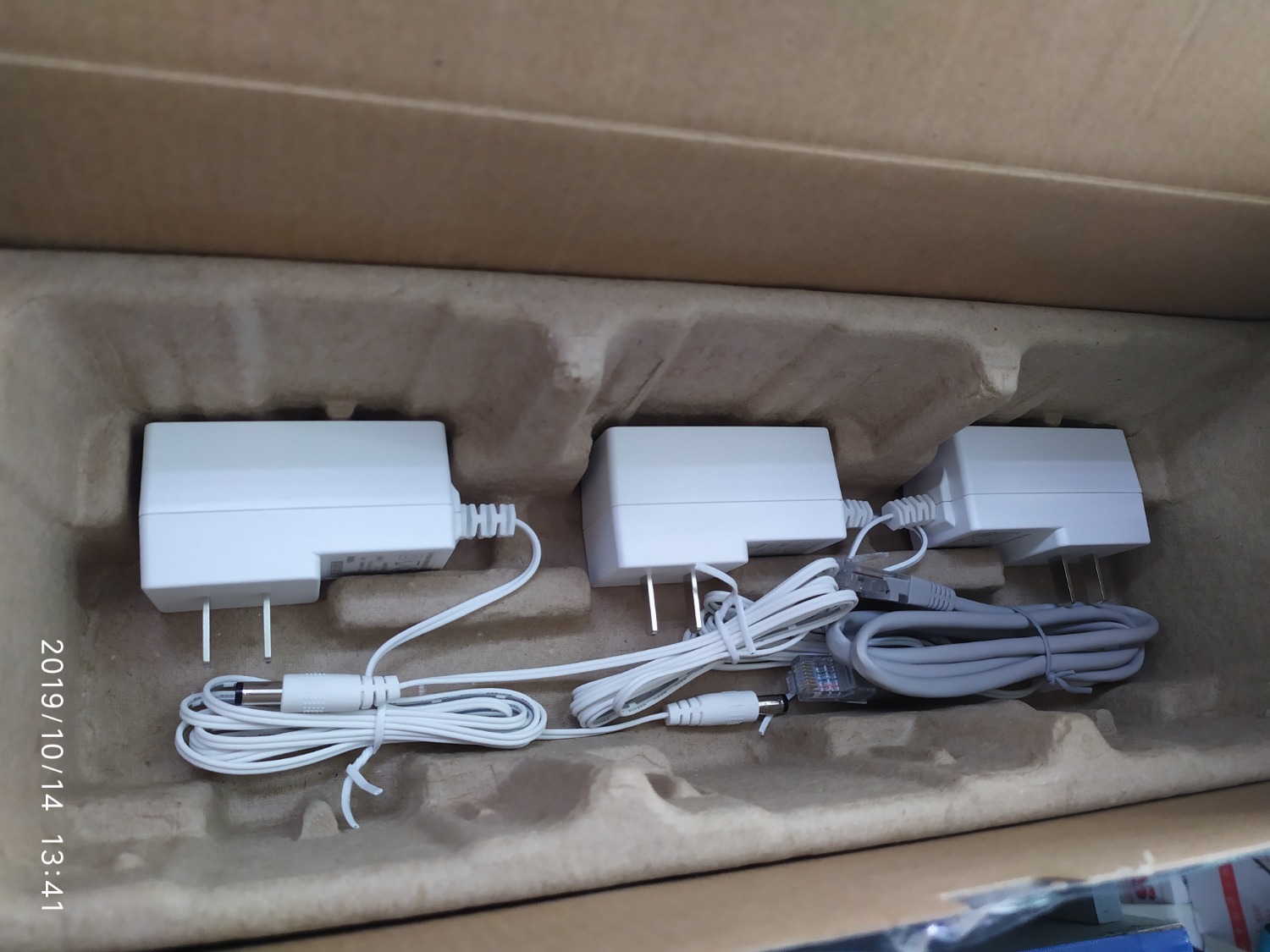 Mua hàng trên tiki nhiều lần nhưng đây là lần giao hàng nhanh nhất làm cho mình rẩt bất ngờ đến nổi ngạc nhiên của mình. Order lúc 12:04' ngày 14Oct2019 đến 13:40' cùng ngày đã nhận được hàng. Lúc 13:55' hình chụp trên trang tiki.vn vẫn còn thể hiện đơn hàng đang trên đường vận chuyển mới ghê chứ !
Hàng hóa đóng gói đầy đủ 3 cục, trông khá cẩn thận. 
Ngay sau khi lắp đặt đã cho kết quả hơn cả mong đợi. Về lâu dài thì chưa biết độ bền và chất lượng có xuống cấp hay không