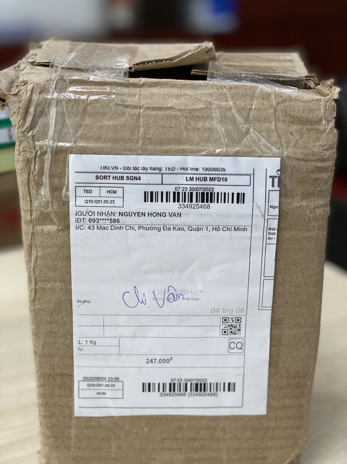 Tôi đặt bộ bút màu 60 màu. Tôi nhận đc bộ bút màu 40 màu + 1 số tiền (tôi đoán là tiền chênh lệch giữa 2 sản phẩm). Tôi không được thông báo về sự thay đổi này và hỏi ý kiến tôi có chấp nhận sự thay đổi hay không. Ngoài ra bao bì bị móp méo nhìn thiếu chuyên nghiệp, cẩn thận, không có logo của Tiki. Thời gian giao hàng chậm hơn xác nhận ban đầu của Tiki.
Đề nghị Tiki xem xét vấn đề để giao hàng theo đúng đơn hàng đã đặt.