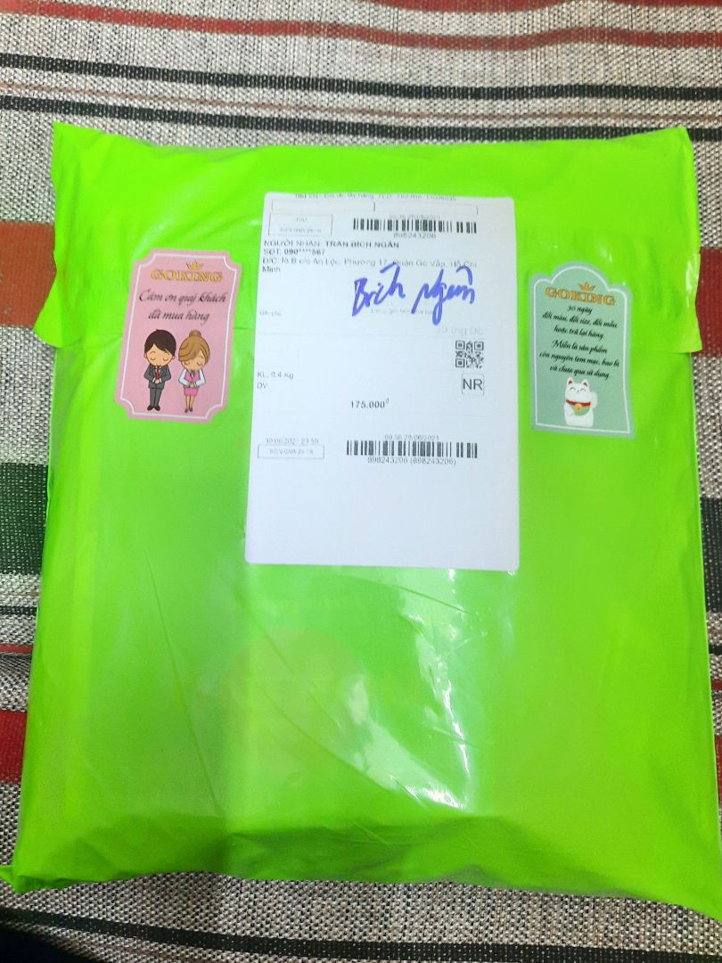 Hàng đẹp y hình, áo có túi trong rất tiện. Đóng gói cẩn thận , kèm thư cám ơn và catologe sp rất chuyên nghiệp. Xứng đáng để mua.