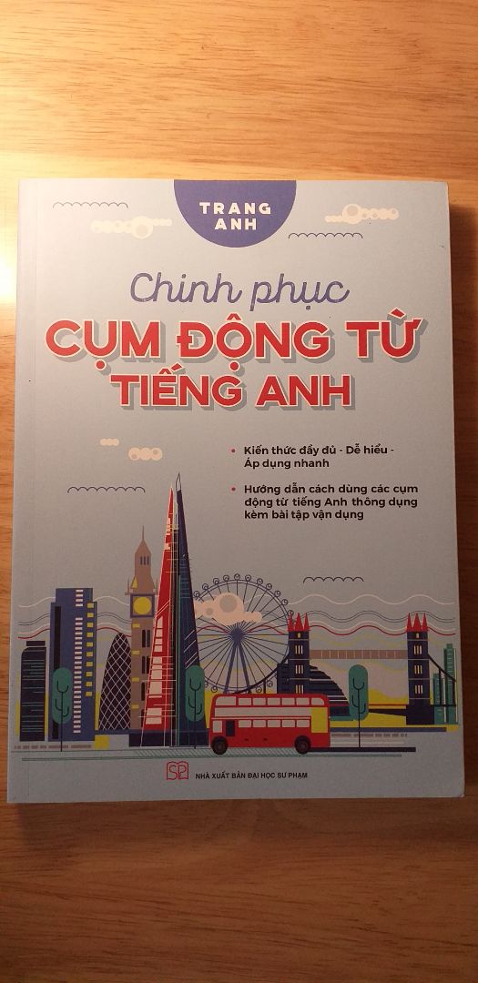 * Về dịch vụ: Tiki giao hàng thì khỏi phải bàn rồi, siêu chuẩn siêu nhanh luôn. Shipper thân thiện và lịch sự.
* Về sản phẩm: Sách bị nhăn ở gáy và gấp mép, phủ bụi (cái này là bình thường). Nội dung mình mới lướt qua nhưng thấy cũng khá hay, có rất nhiều cụm động từ có ích và cả bài tập vận dụng cho dễ nhớ nữa. Rất hứu ích cho bạn nào thích học anh văn nha. * Về dịch vụ: Tiki giao hàng thì khỏi phải bàn rồi, siêu chuẩn siêu nhanh luôn. Shipper thân thiện và lịch sự.
* Về sản phẩm: Sách bị nhăn ở gáy và gấp mép, phủ bụi (cái này là bình thường). Nội dung mình mới lướt qua nhưng thấy cũng khá hay, có rất nhiều cụm động từ có ích và cả bài tập vận dụng cho dễ nhớ nữa. Rất hứu ích cho bạn nào thích học anh văn nha.