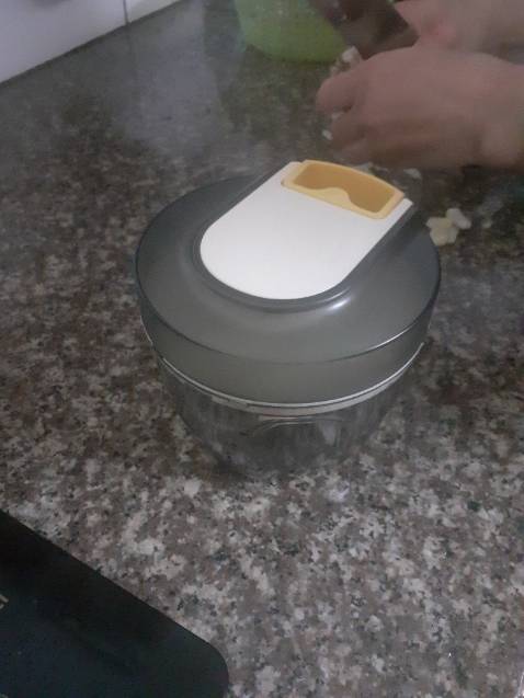 Hộp nhỏ gọn, phù hợp xay tỏi ớt lượng vừa đủ nấu ăn gia đình, cầm vừa tay không bị to quá. Dễ sử dụng, lưỡi dao nhỏ thôi nhưng bén lắm nhé, phải cẩn thận khéo léo 1 chút khi vệ sinh. Tháo lắp vệ sinh dễ và nhanh, 1 sản phẩm hữu ích