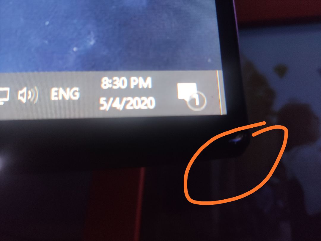 Mình mua hàng dùng được hơn 1 tháng, trong quá trình dùng ko có bất cứ tác động nào. Nhưng đến hôm nay tự dưng hai góc dưới mang hình bị hở sáng mạnh, trên màng hình xuất hiện nhiều dấu chấm đen như hình. Chẳng lẽ hàng Tiki chất lượng chỉ đến thế thôi sao, thật thất vọng.