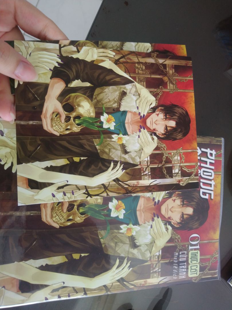 Giao hàng nhanh, bọc sách cẩn thận, không một vết trầy. Bookmark và potter xịn xịn, giấy in và màu đều tốt. Giấy trong sách dẹp, font chữ đẹp và rõ.
Mình mới đọc có mấy trang nhưng thấy dịch ổn, nội dung đọc review thì thuộc gour của mình.