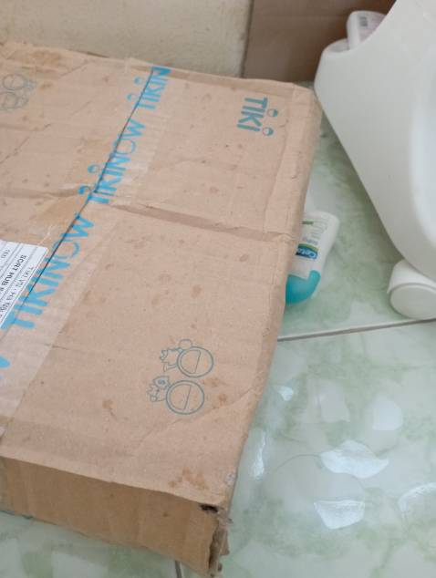 Shop gói hàng không kĩ, không có bọc chống shock, nếu không có thì mình nghĩ cũng nên gói nilon lại chứ mưa thì ướt hết sách
Bên vận chuyển ẩu, nhìn cái hộp bị ọp ẹp hết, rách to thấy được cả bên trong
Sách chưa hư hại gì, sách đẹp