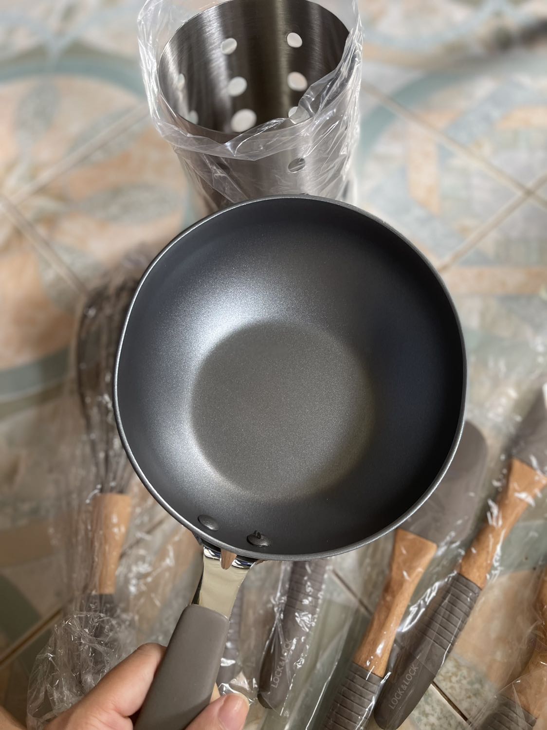 Cái chảo đóng gói sơ sài, chỉ có 1 lớp ni lông, ko có bao bọc chống sốc, nên cái chảo bị móp 2 bên, cái chảo bị móp nhìn khó chịu. 
Chảo còn bị trầy xước nữa. Do sale nên vậy, có đổi hàng được ko? 
Hộp dụng cụ có món bị mốc. Do sale nên vậy? 
Giao hàng đúng hẹn