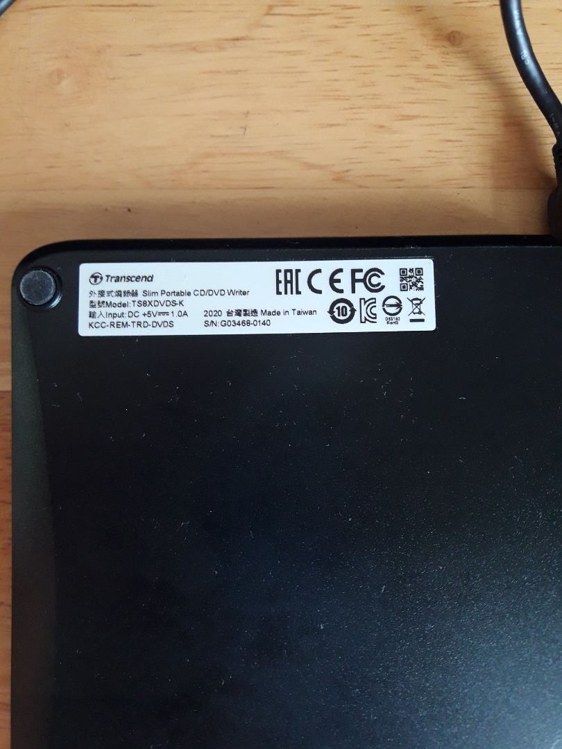 Sử dụng ổn. Chi tiết nhựa của sản phẩm khá mỏng vì vậy phần vỏ sản phẩm hơi ọp ẹp. Logo và chi tiết trên sản phẩm nhận được khác so với hình ảnh quảng cáo, cụ thể trên mặt trước khay đĩa hoàn toàn trống trơn không hề có nội dung in trên bề mặt.