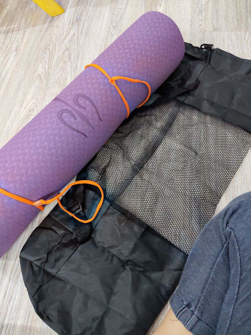 Thảm khá ok, đáng để mua tập yoga đấy ạ. có đủ dây cột & túi đựng.

Ship khá lâu (gần 2 tháng), này chắc do vận chuyển mùa dịch, k phải do shop - order & thanh toán từ ngày 15/7. đến TP. HCM ngày 20/7 xong k cập nhật j nữa...nhận hàng ngày 05/9. 
Đã liên hệ ***, nhân viên báo là hỗ trợ hủy đơn hàng. Hệ thống update từ ngày 23/8: hàng đang trả về cho người bán.
Sáng nay k biết sao hàng giao cho mình 😁
Suýt chút nữa là đặt mua cái khác 😜