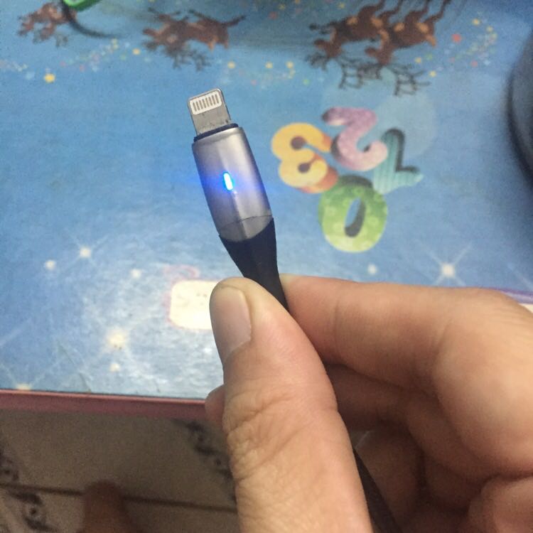 Dây dài thuận tiện cho việc dùng khi đang sạc, dây bọc cảm giác rất chắc chắn. Đặc biệt có đèn dễ cho việc kiểm tra điện và tìm dây khi tối