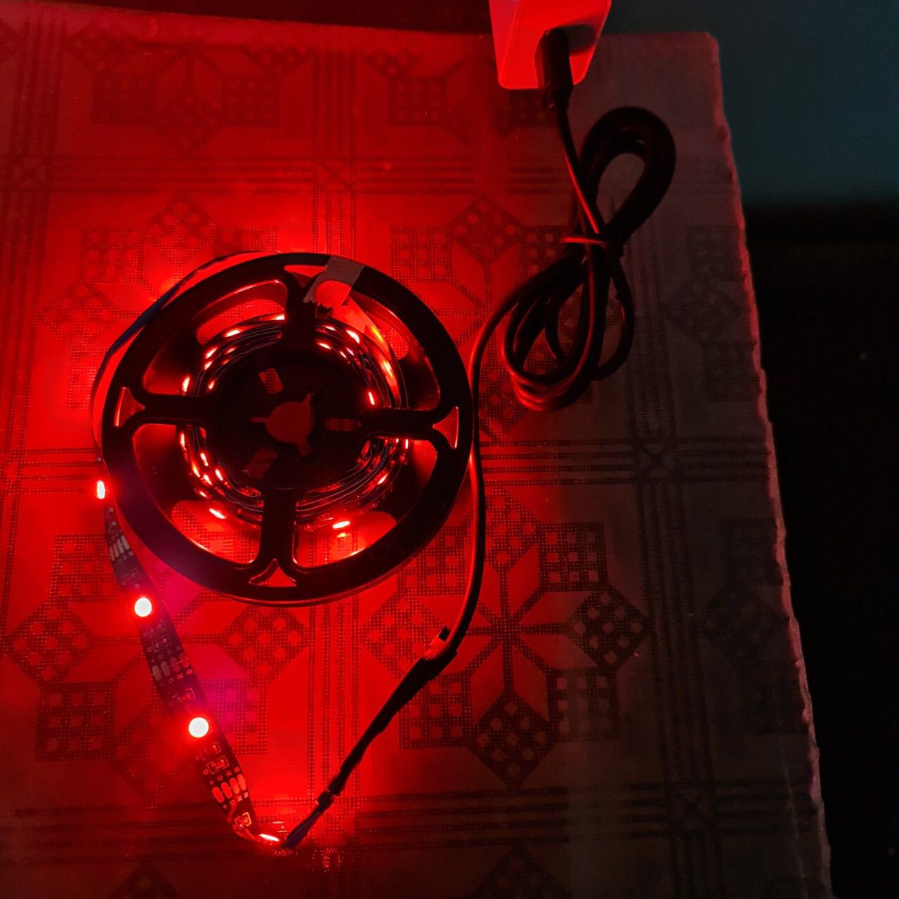 Đẹp ha. Dân sau màn hình máy tính nhìn rất dịu mắt. Dùng trong nhà nên mình mua loại không chống nước rất phù hợp.