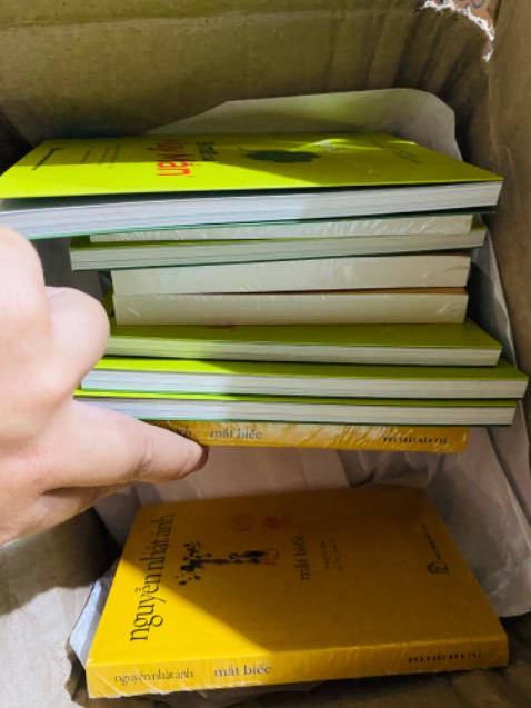 Tiki nên du bùng giấy bọc thực phẩm để sách không bị xóc!