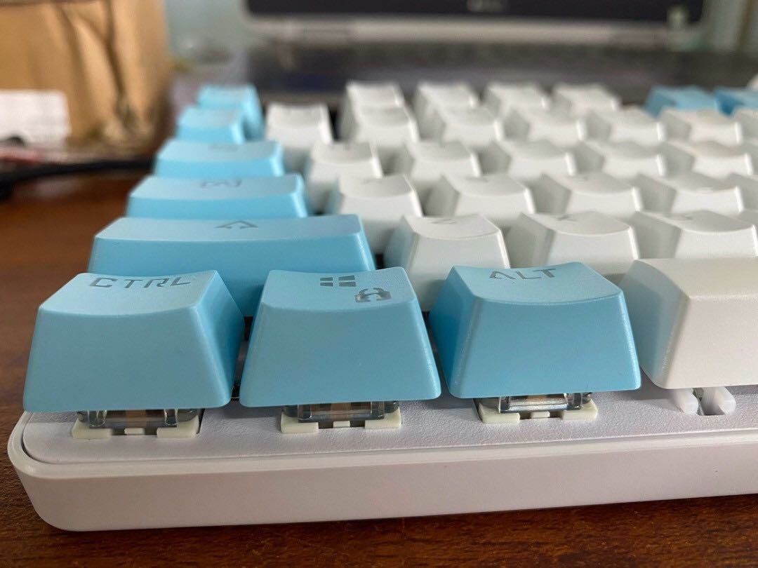 Đầy đủ hình ảnh cho ae tham khảo em này. Màu gì mà đẹp quá trời, đúng cơ xịn luôn, bấm nghe kêu thì đã cái tai, phím nhạy, led lủng quá đẹp, tàm giá này là quá ổn áp rồi, lad tối bật nhìn rõ các phím luôn, mà công nhận shop giao hàng gì nhanh dữ, hôm nay đặt hôm sau có luôn chứ nị, làm em hoang's mang tưởng lộn. nhắn tin hỏi shop thì reo nhanh, nhiệt tình, bảo hành hẳn 12 tháng lận luôn, còn được đi kèm mấy nút cho ae thay nữa, hộp ngoài thì cứng cáp ổn. quá ưng cho 5 sao