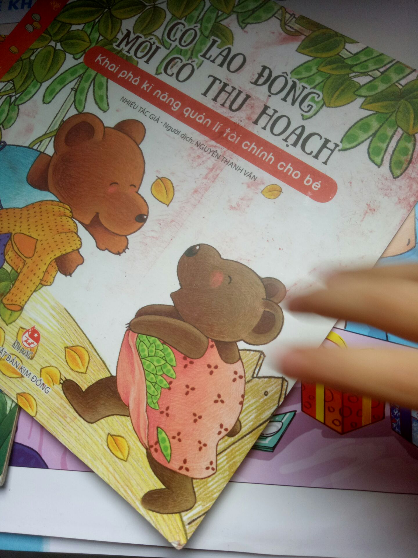 chưa bao giờ mua sách ở trên tiki mà thất vọng như lần này.sách bẩn hết bìa cả 2 quyển quăn góc...làm ơn bán hàng có tâm tí.nếu bán sách cũ thì đăng trên thông tin là cũ đi nhé shop.