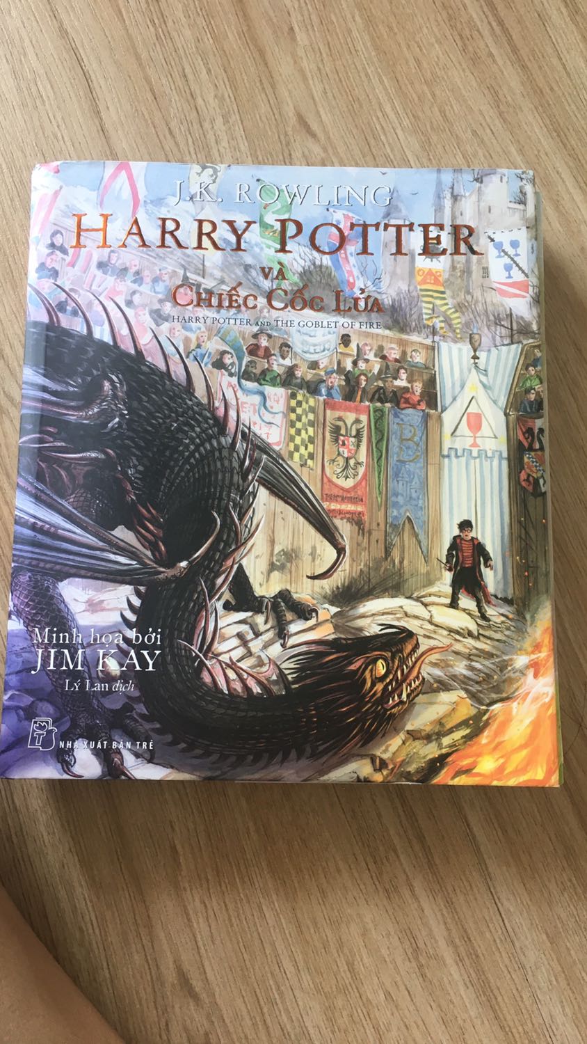 Dịch vụ giao hàng của Tiki ổn. Tuy nhiên sách đọc 1 vài bữa là bị long gáy. Tôi thấy đây là tình trạng chung của sách mua bản quyền in tại Việt Nam (bữa trước mua cuốn NK Chú bé nhút nhát bản Việt cũng vậy trong khi cũng bìa mềm mà bản Anh không sao). Do đó mọi người cân nhắc khi mua, nếu đọc được thì nên mua bản T Anh.