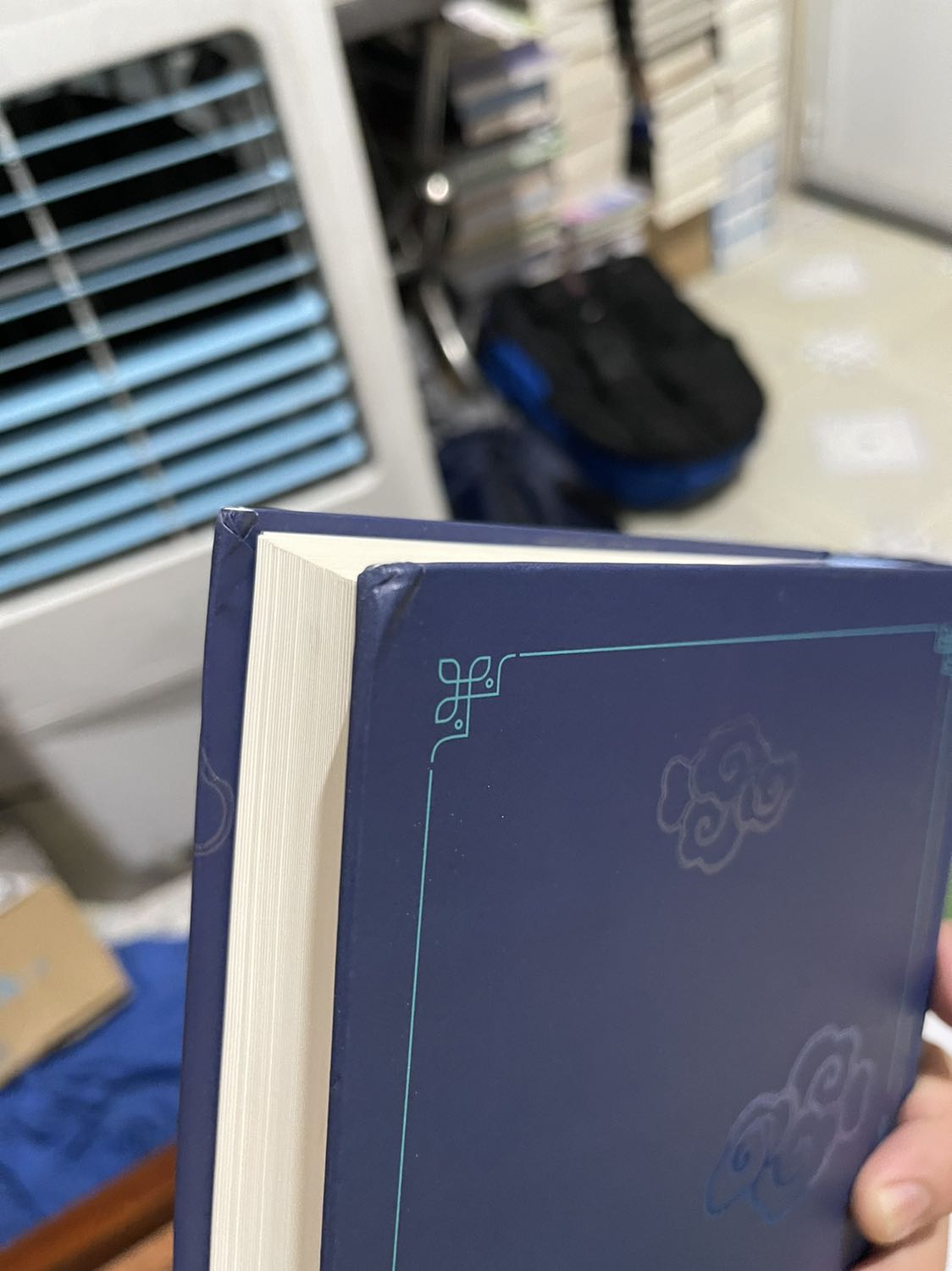 Sách bị cấn móp nặng các góc, bìa sau bị xước nặng, không thể chấp nhận cho một cuốn sách mới còn seal mà như thế này được, nhìn các bạn khác mua được cuốn ko lỗi mà buồn ghê